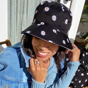 NWT ALICE+OLIVIA Reversible Bucket Hat